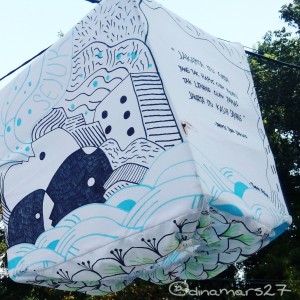 Salah satu lampion yang menghiasi Taman Pandang Istana, berisi kutipan puisi karya Sapardi Djoko Damono. (foto: dok.pribadi)